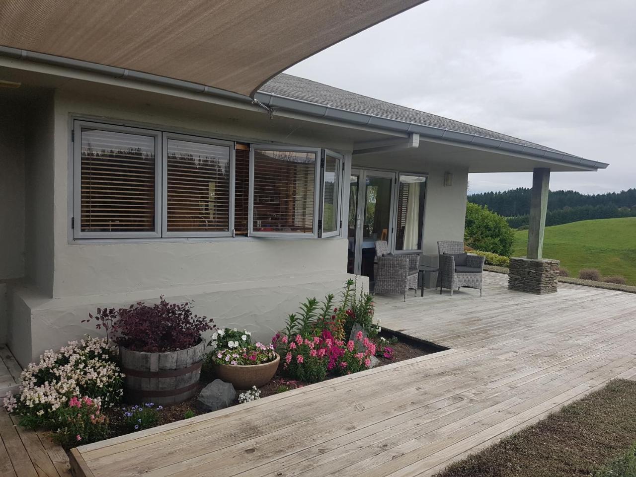 Above The River Karapiro Bed & Breakfast Exterior photo